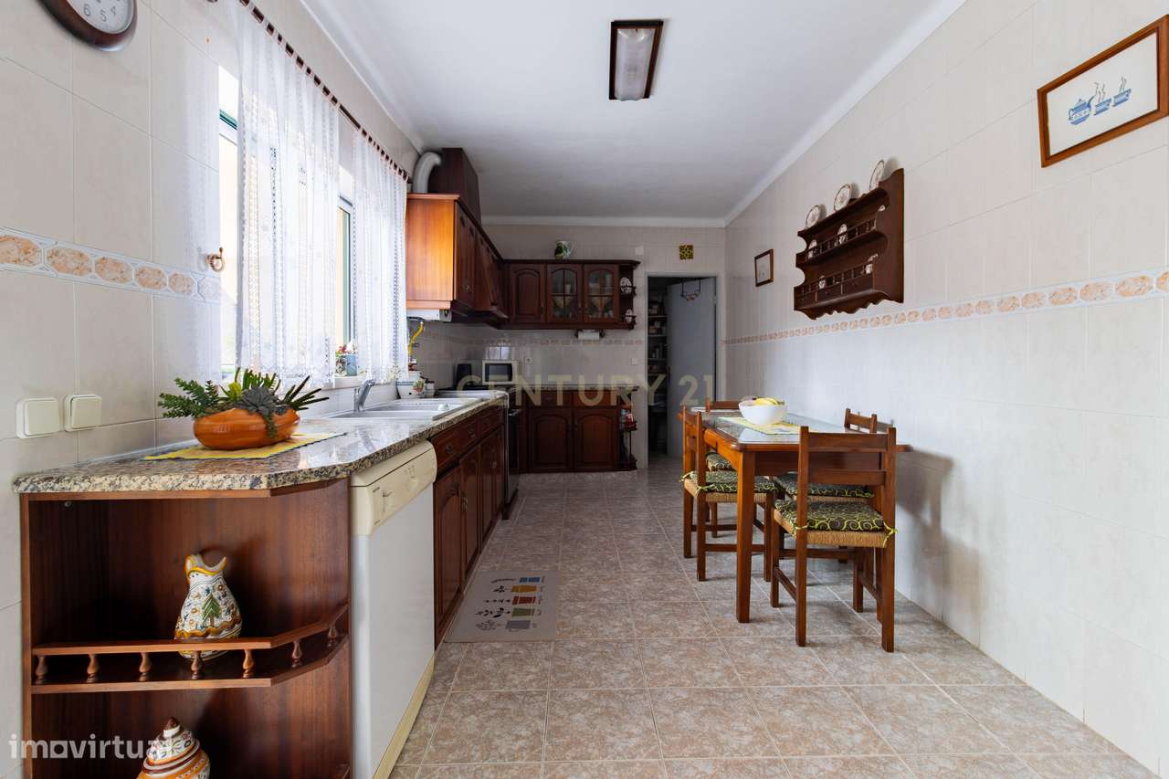 Moradia T5 com 250 m², no Coração do Juncal, Porto de Mós-14