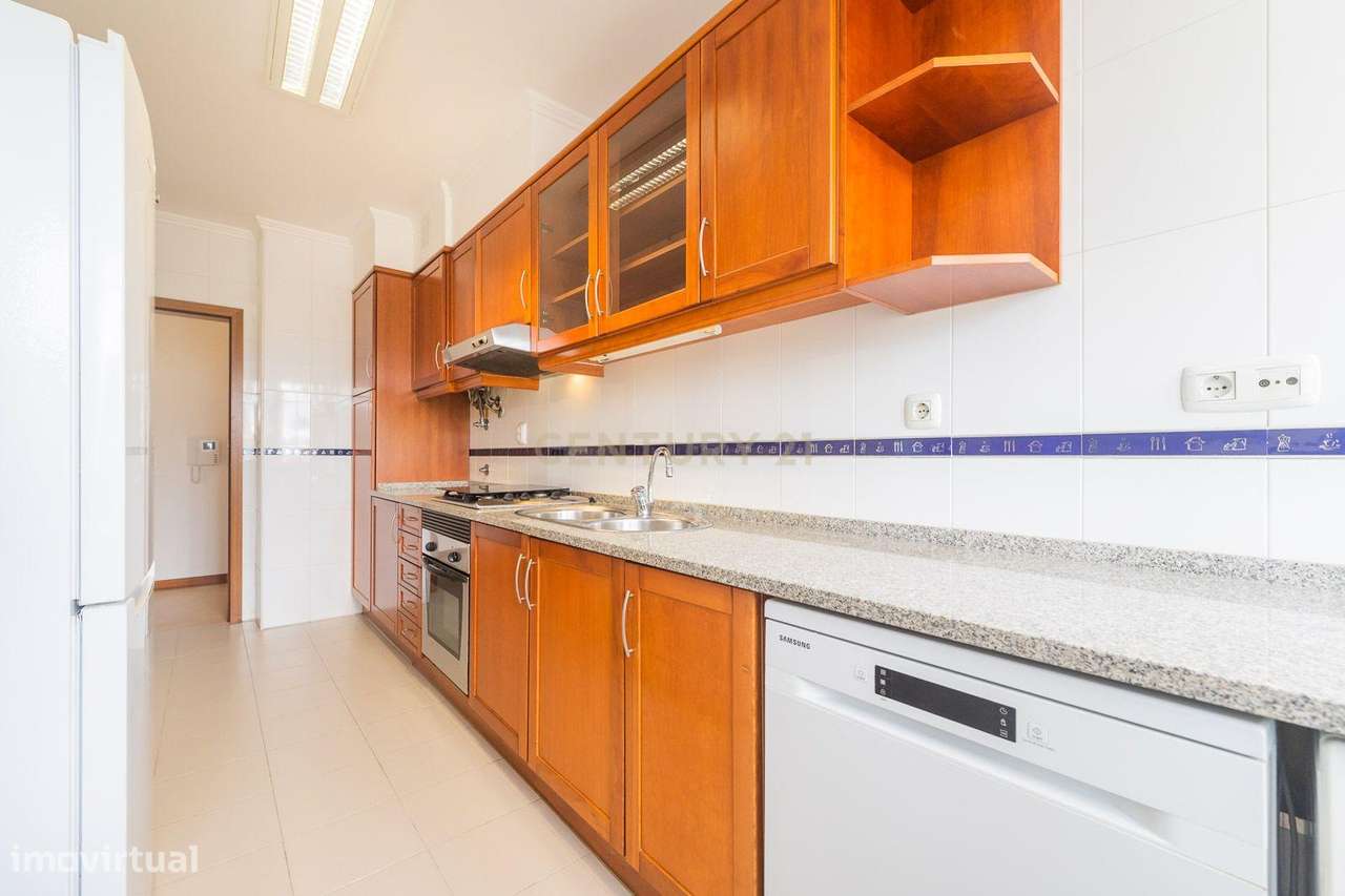 Excelente apartamento T2 com parqueamento em Rio de Mouro-5
