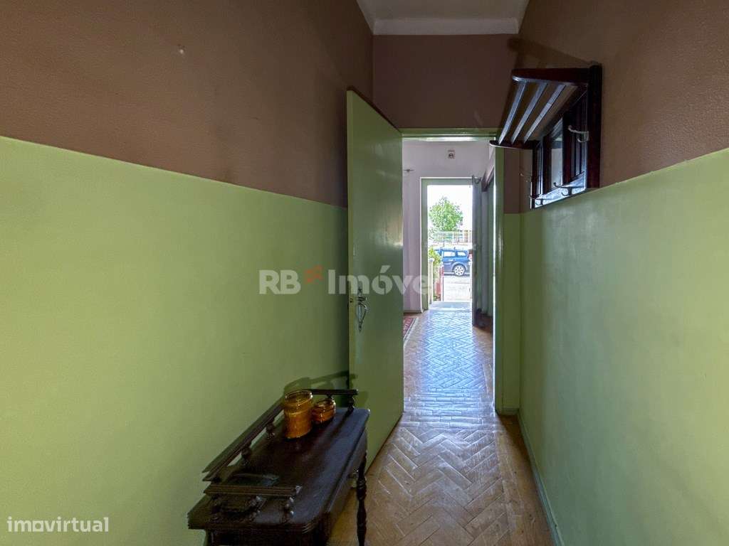 Moradia T3 com espaço exterior no centro de Vila Nova da Barquinha-16