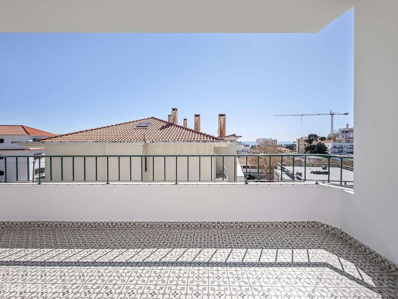 Viver no Estoril: T2 Renovado com Vista Mar, a 5 min a pé da Praia e d-13