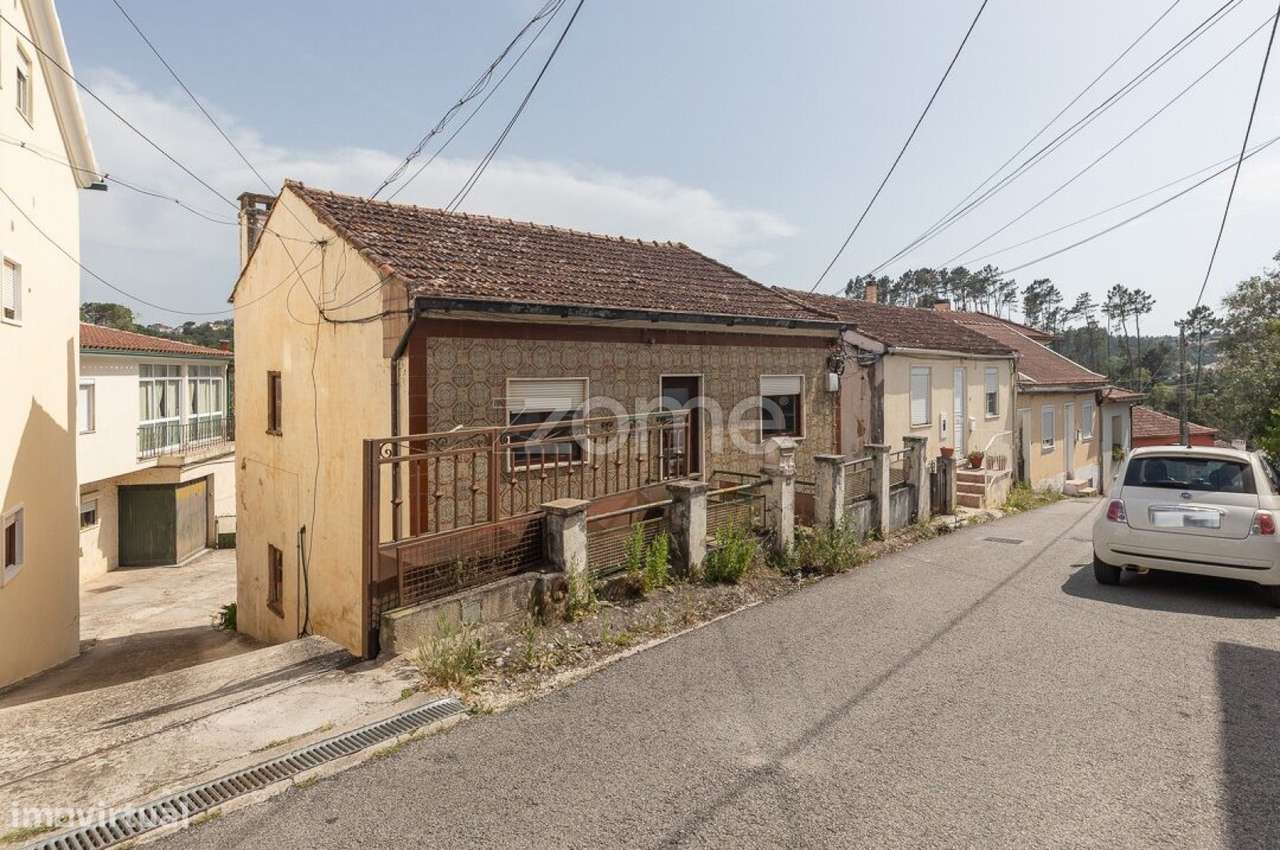 Moradia T3 para remodelar em S.Martinho do Bispo-13
