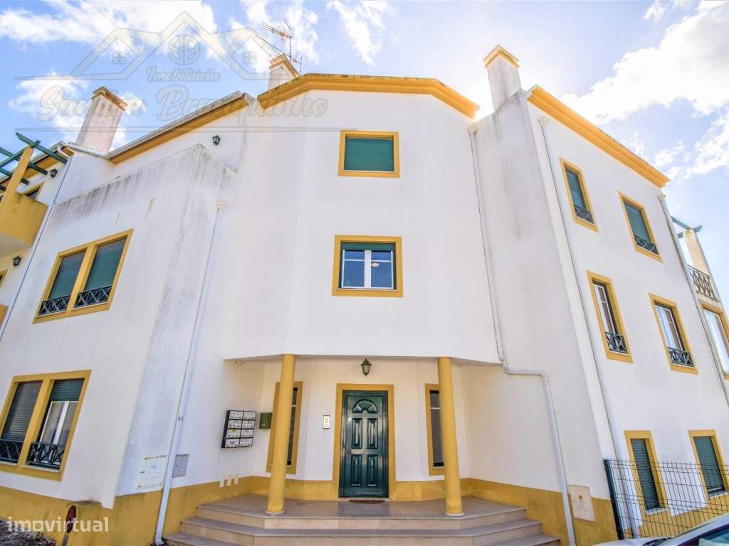 Apartamento T2 com garagem a 10min da praia-0