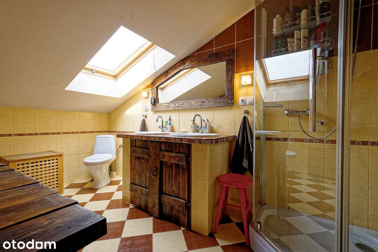 Przestronny dom z 7 pokojami i garażem W Chełmie.-17