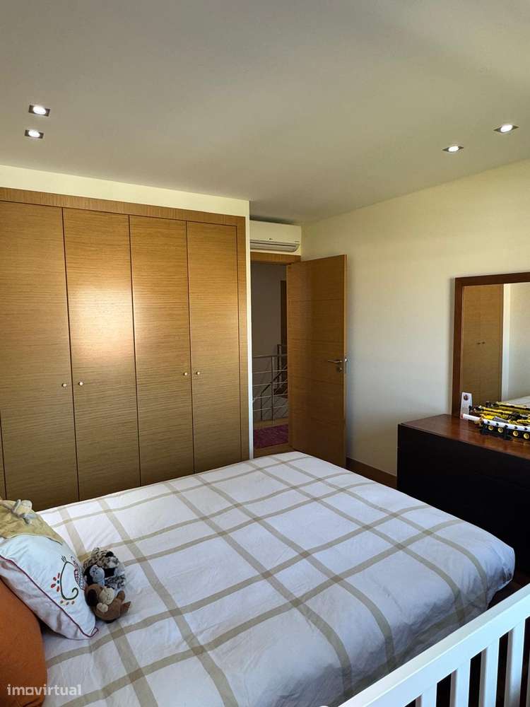 Apartamento duplex T4 com 3  garagens-28