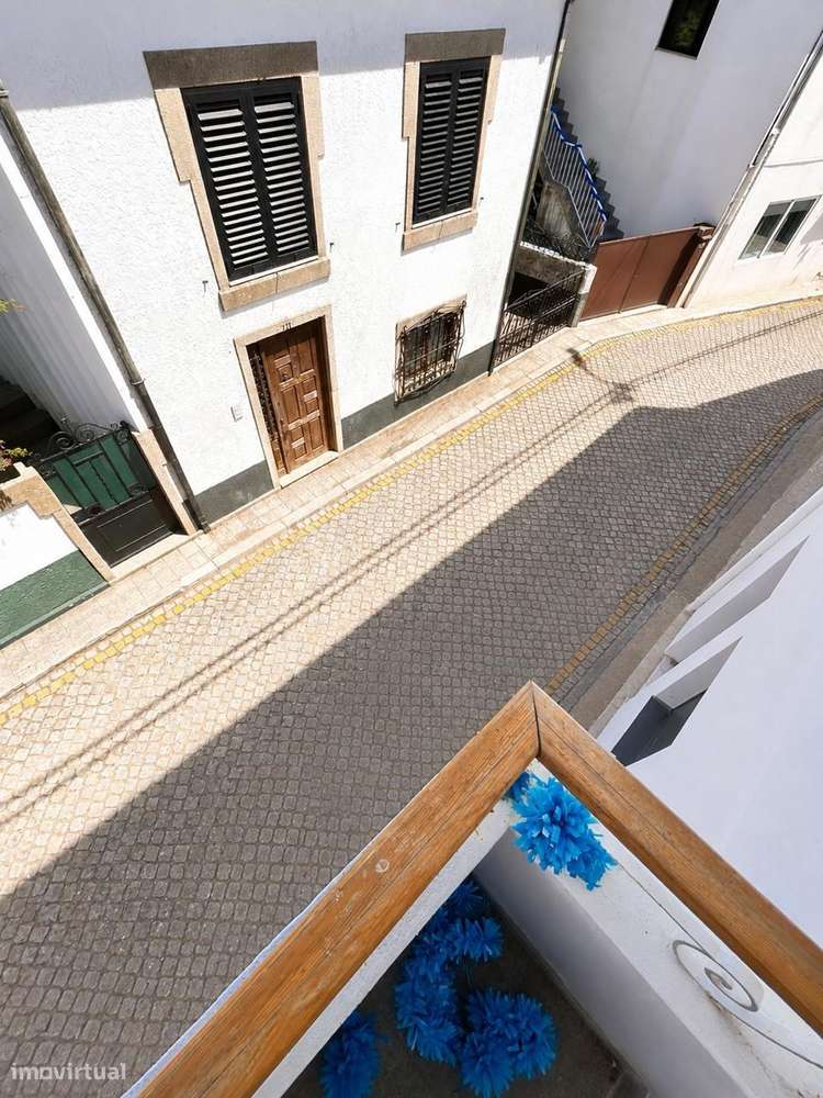 Prédio Renovado com 3 Habitações Independentes-11