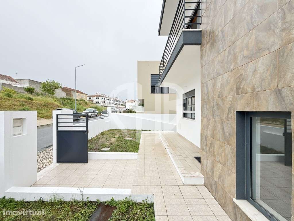 Exclusiva Moradia T5 de Arquitetura Contemporânea em Almada - Feijó-50
