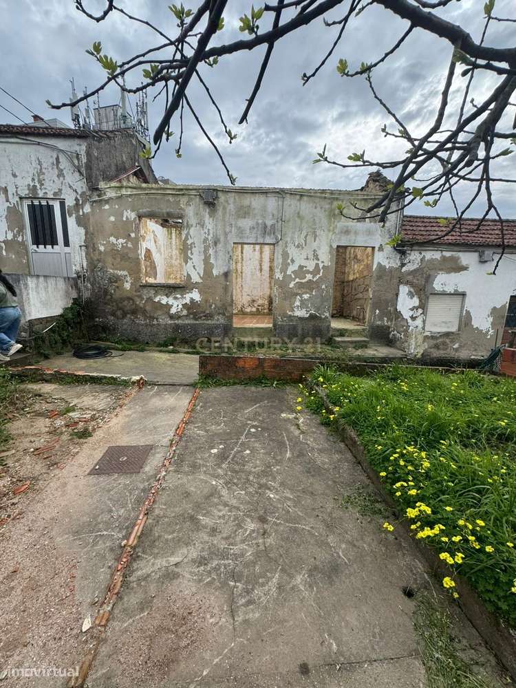 Moradia T1 para Reabilitação com Jardim | Oliveira do Douro-9