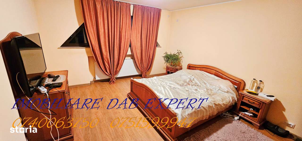 Casă spațioasă cu garaj și acces asfaltat în zona veche - Imagine principală: 2/11