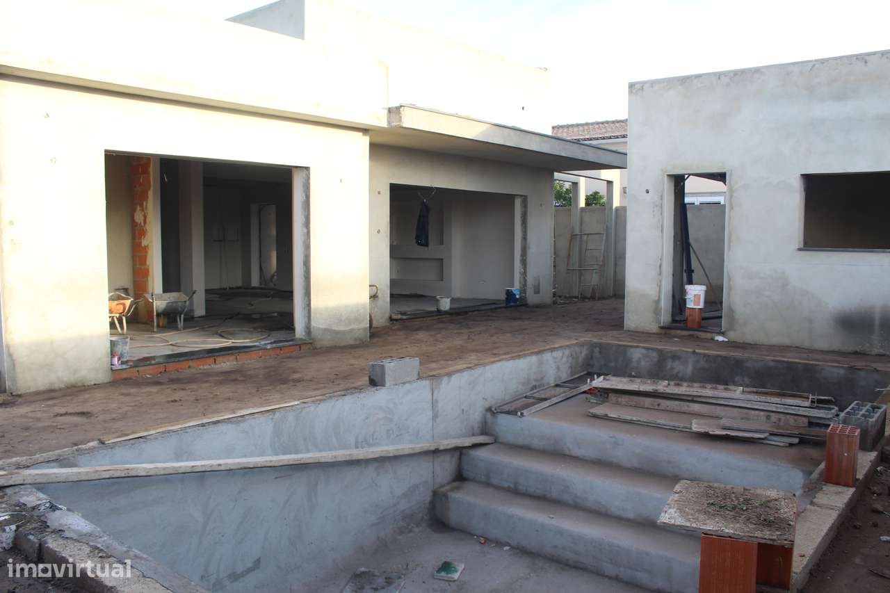 Moradia isolada com piscina e garagem em Azeitão-5