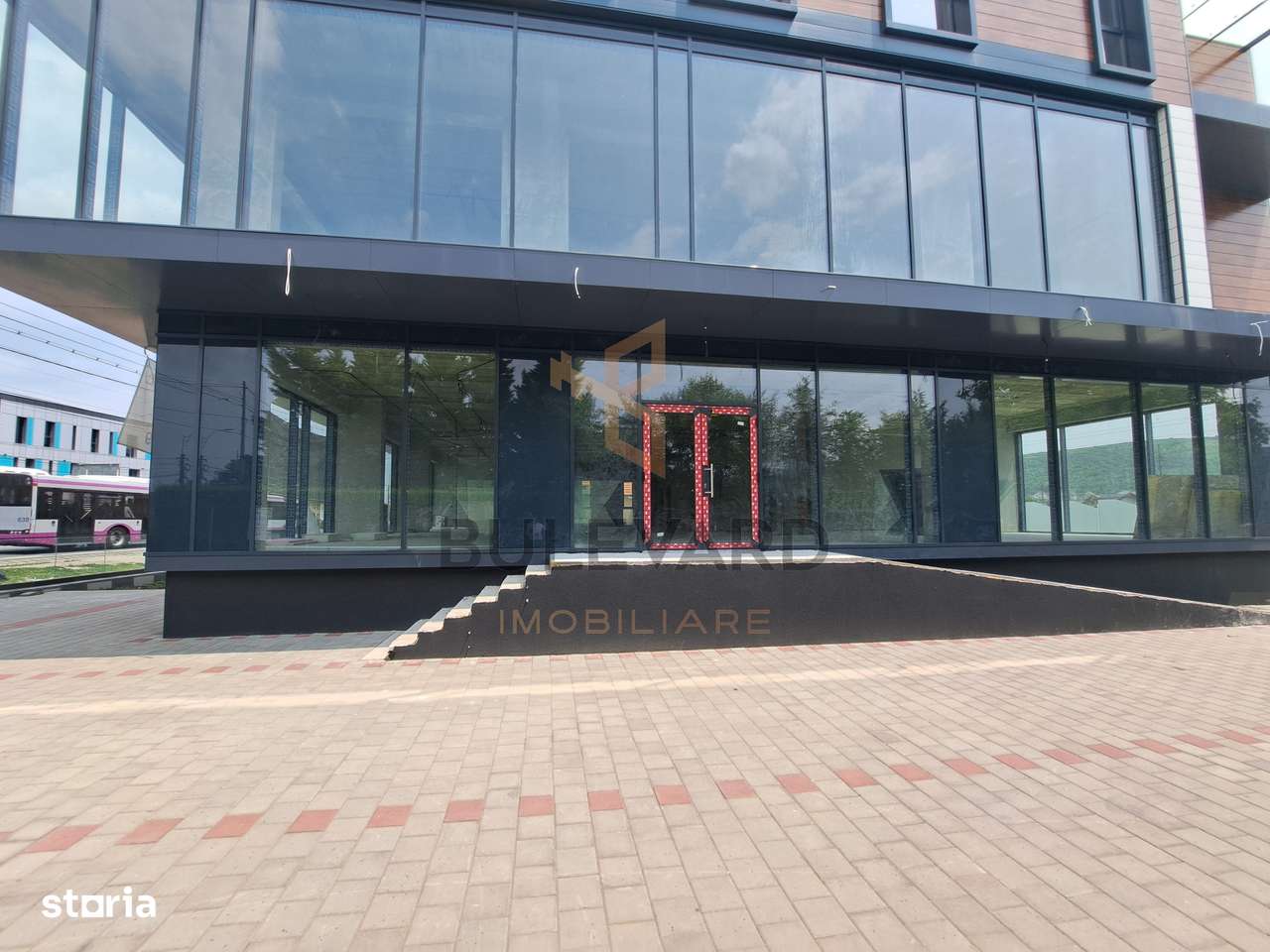 Cladire comerciala situata la drum intens circulat, 1365 mp utili + 20 - Imagine principală: 3/20