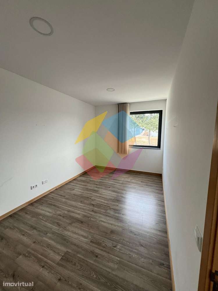 Pavilhão Empresarial Pronto a Utilizar – Fiães!-11