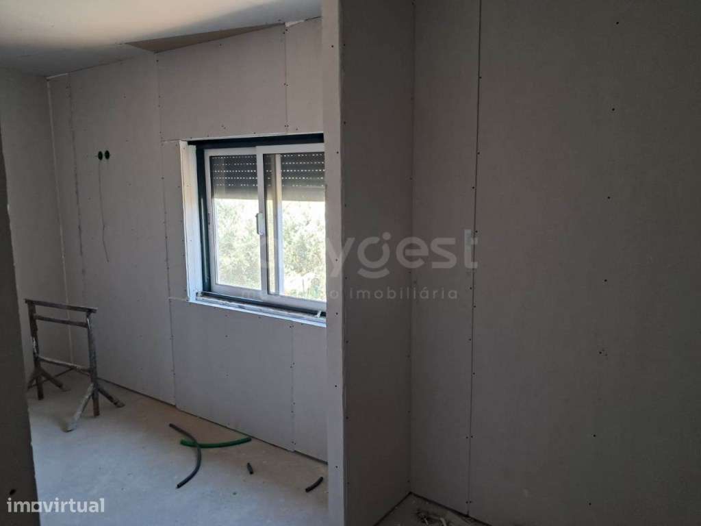 Moradia V3 remodelada, localizada na Freguesia de São Miguel do Out... - Grande imagem: 4/14