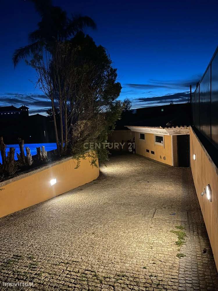 Encantadora Moradia de 4 Frentes-12