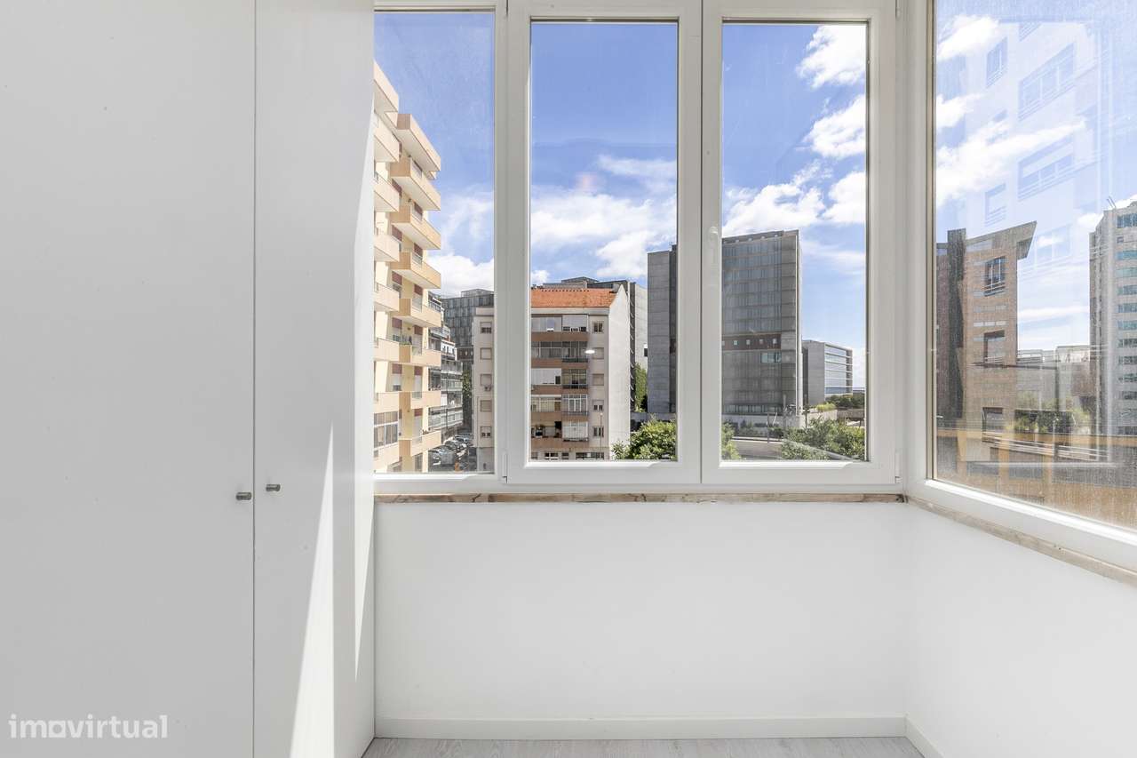 Apartamento T2 luminoso com varandas e garagem | Parque das Nações - Grande imagem: 4/15