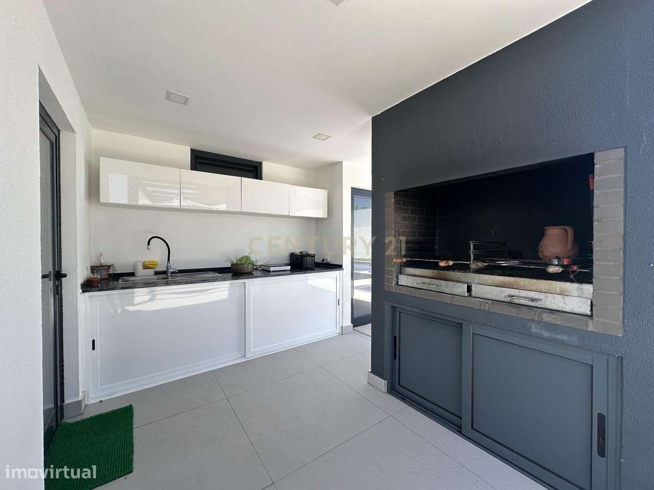 Moradia Térrea com Piscina aquecida e excelente jardim. Localizada em-15