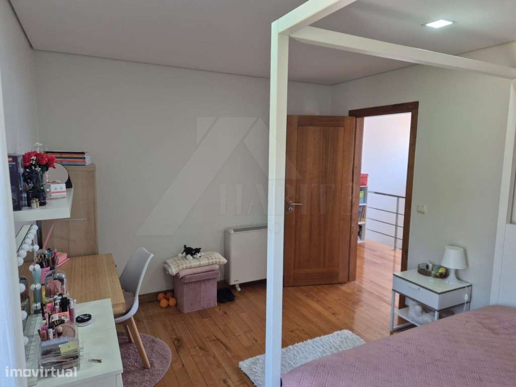 Moradia T4 com Suite, Jardim e Garagem - Centro de Ponte de Lima-8