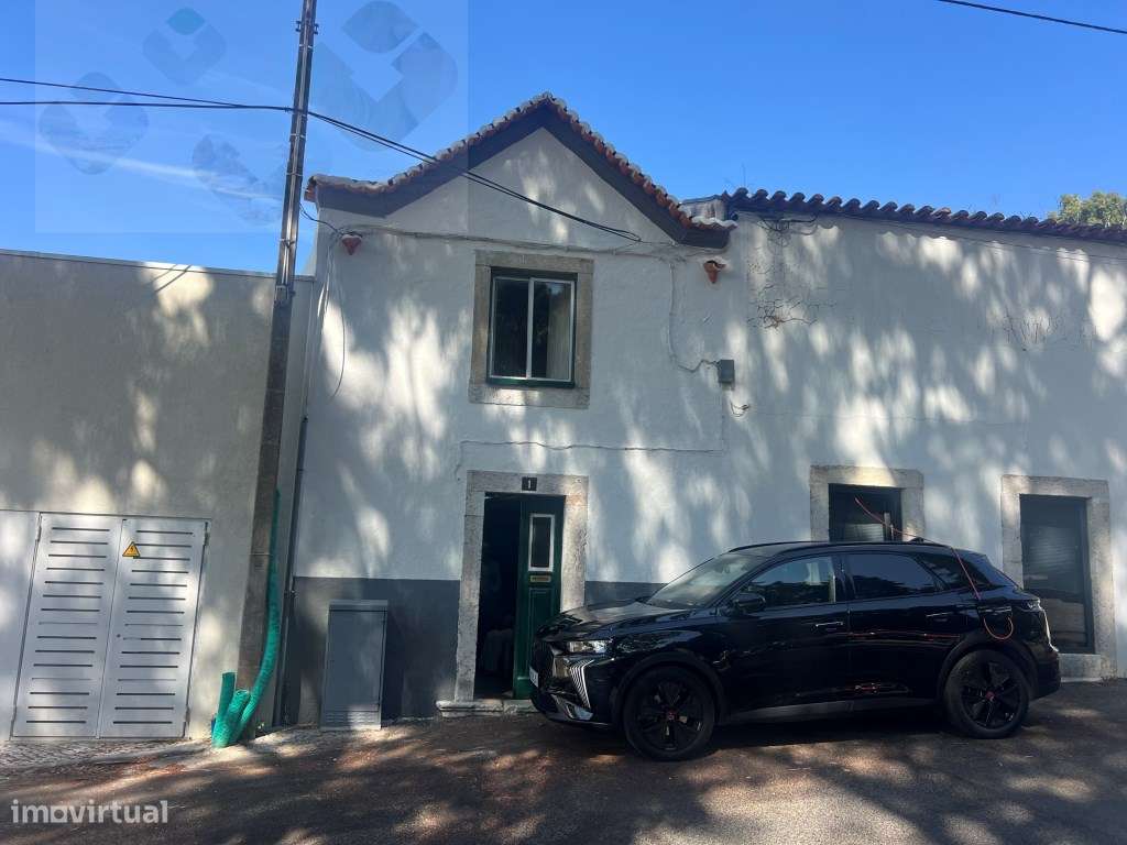 Moradia frente Monsanto, Excelente oportunidade, T2, por recuperar!-0