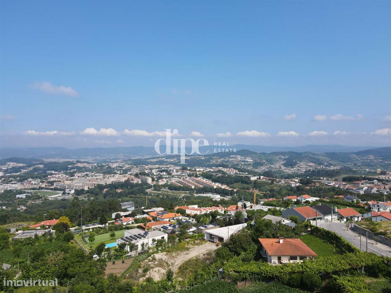 Lote de terreno com vistas panorâmicas para a cidade de Guimarães - Grande imagem: 3/13