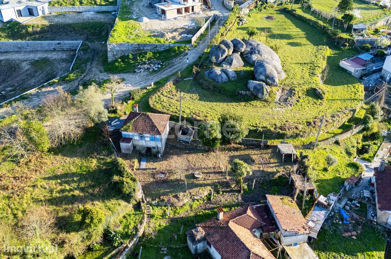 Moradia individual T2 para restauro em Priscos - Braga - Grande imagem: 5/26