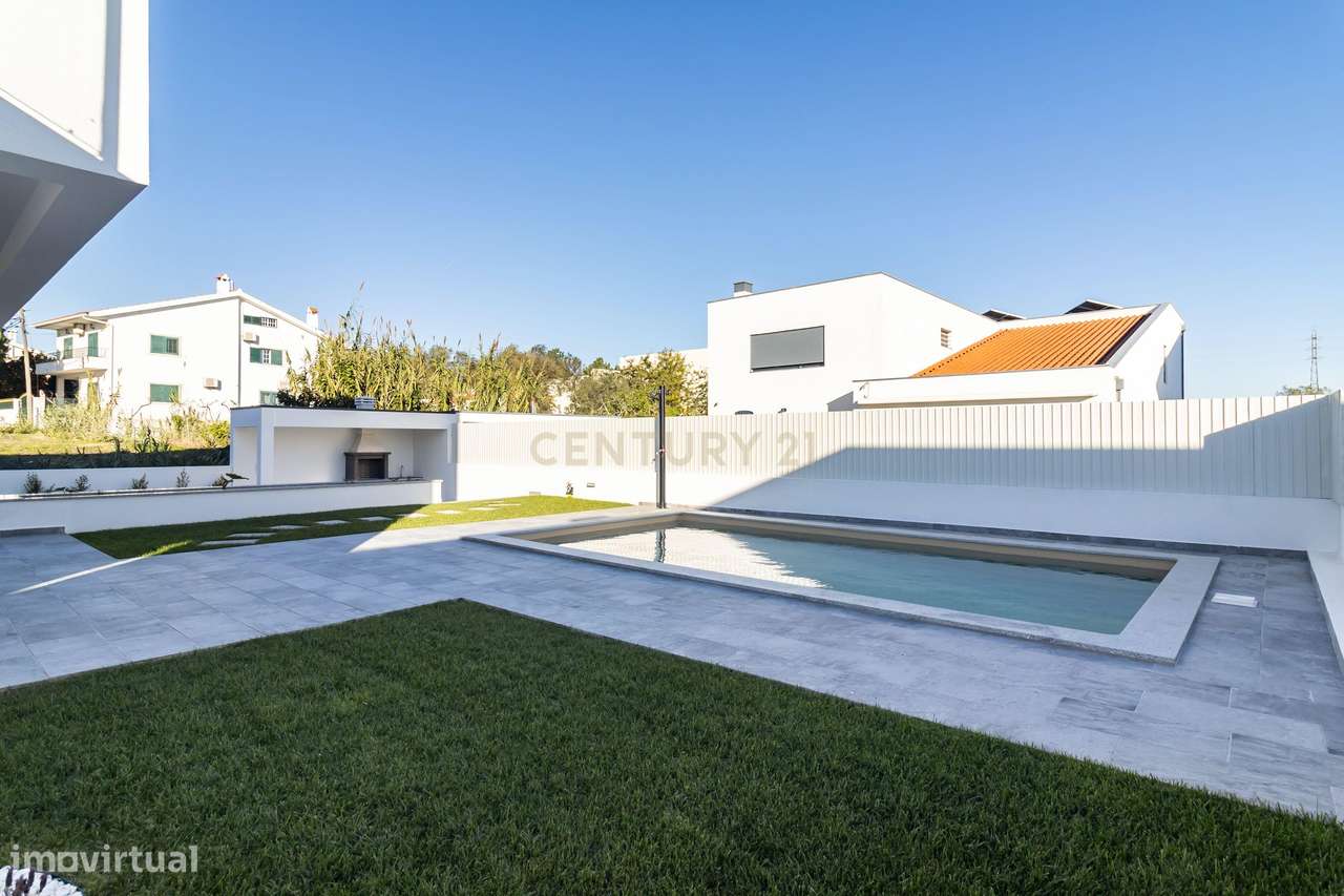Moradia Nova T4 com piscina e garagem - Sobreda - Charneca de Caparica-43