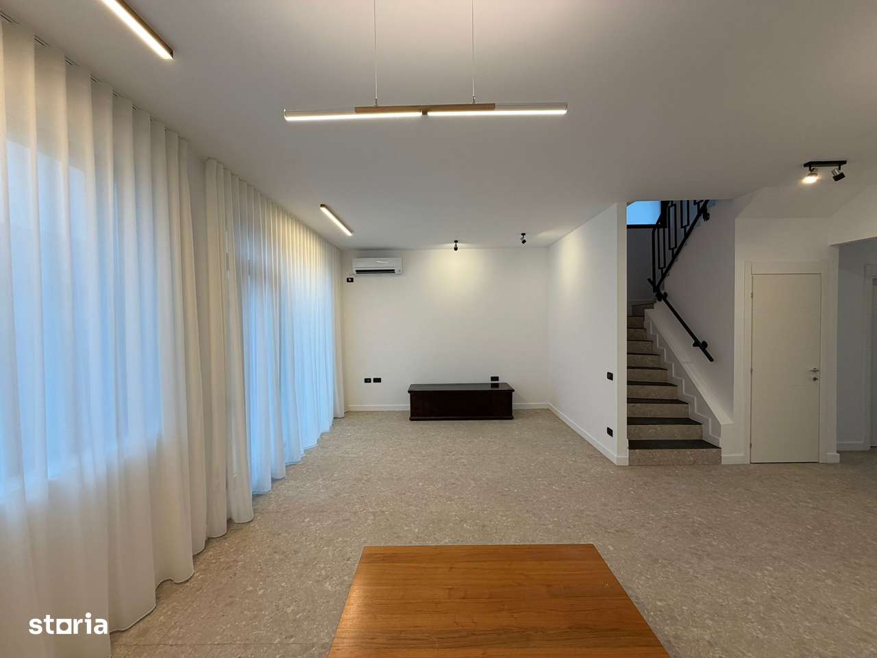 LA CHEIE! GATA DE MUTARE-TEREN 300 MP școală Americana 3 min.-2