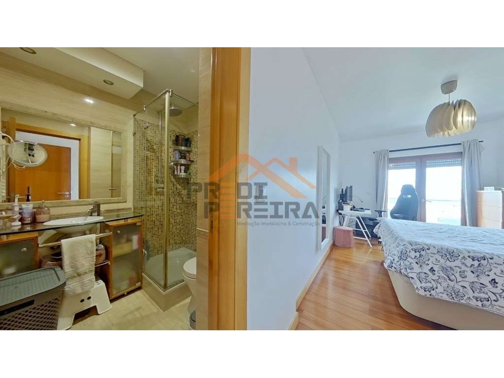 Situado na Urb. Jardim da Amoreira, Exclusivo T2 com vista desafoga...-16