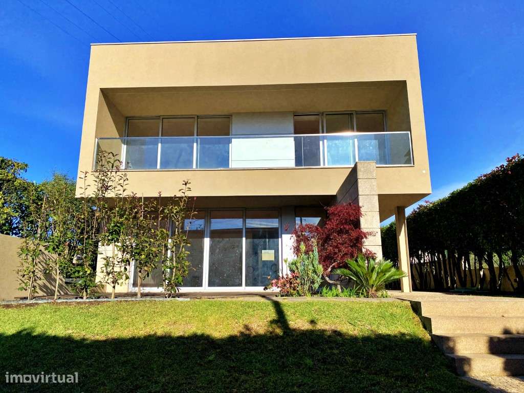 Moradia com elevador no centro da Trofa-31