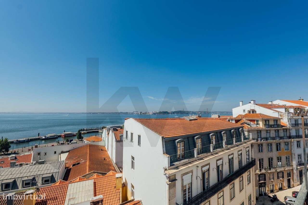 T2+1 com 120 m2 | Vista Panorâmica sobre o Rio Tejo | Ao lado da Sé de-39