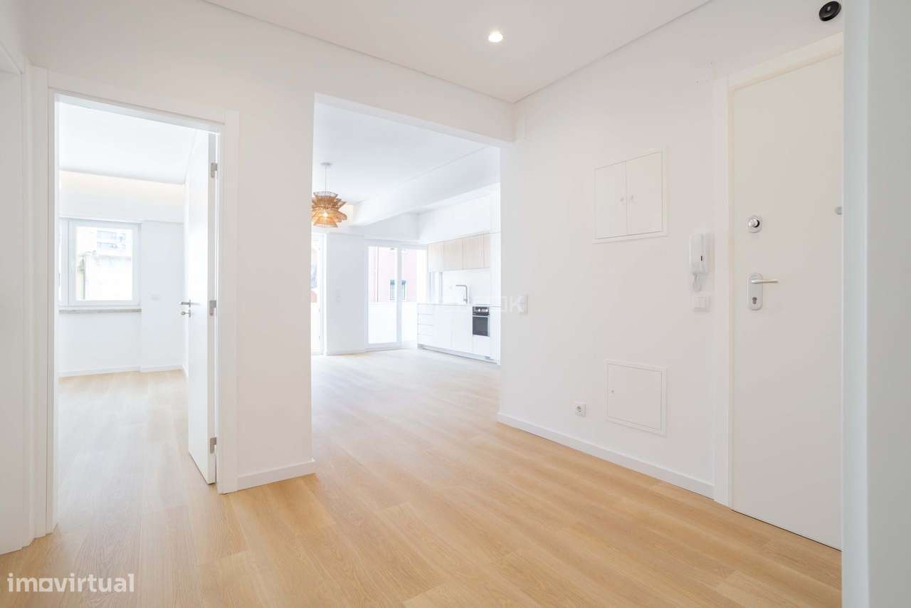Apartamento T2 renovado na Graça-0