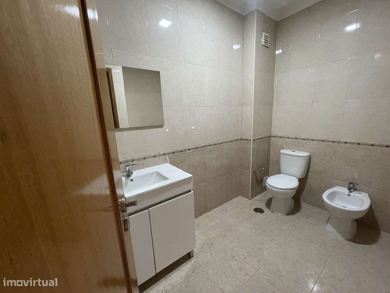 Oportunidade no Entroncamento: T3 de 165 m² com Garagem Boxe 237.000 €-15