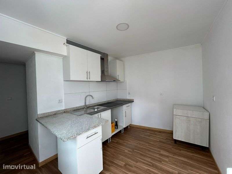 Vende-se moradia no centro de Vila Flor - Grande imagem: 4/9