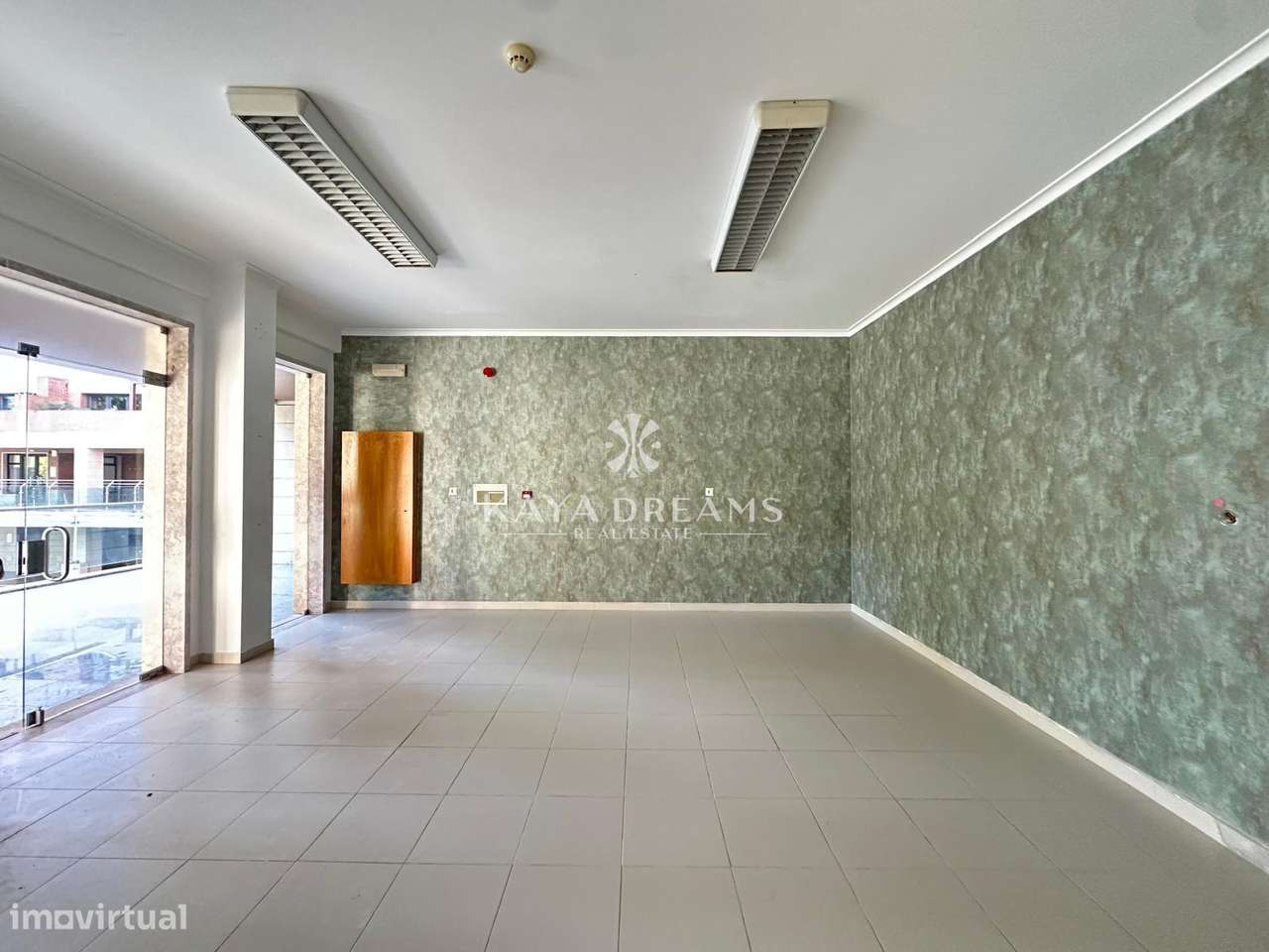 Loja á Venda em Jardim da Amoreira- Ramada-7