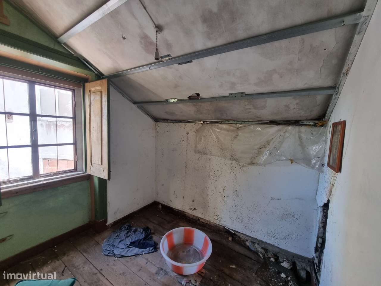 Moradia de dois pisos para remodelar - centro da Amadora-7