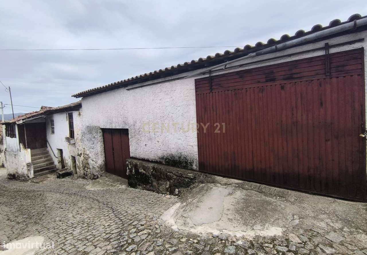 Casa antiga com pátio - Grande imagem: 4/24