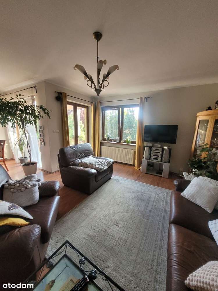 Urokliwy Dom na Sprzedaż z Niepowtarzalnym-1