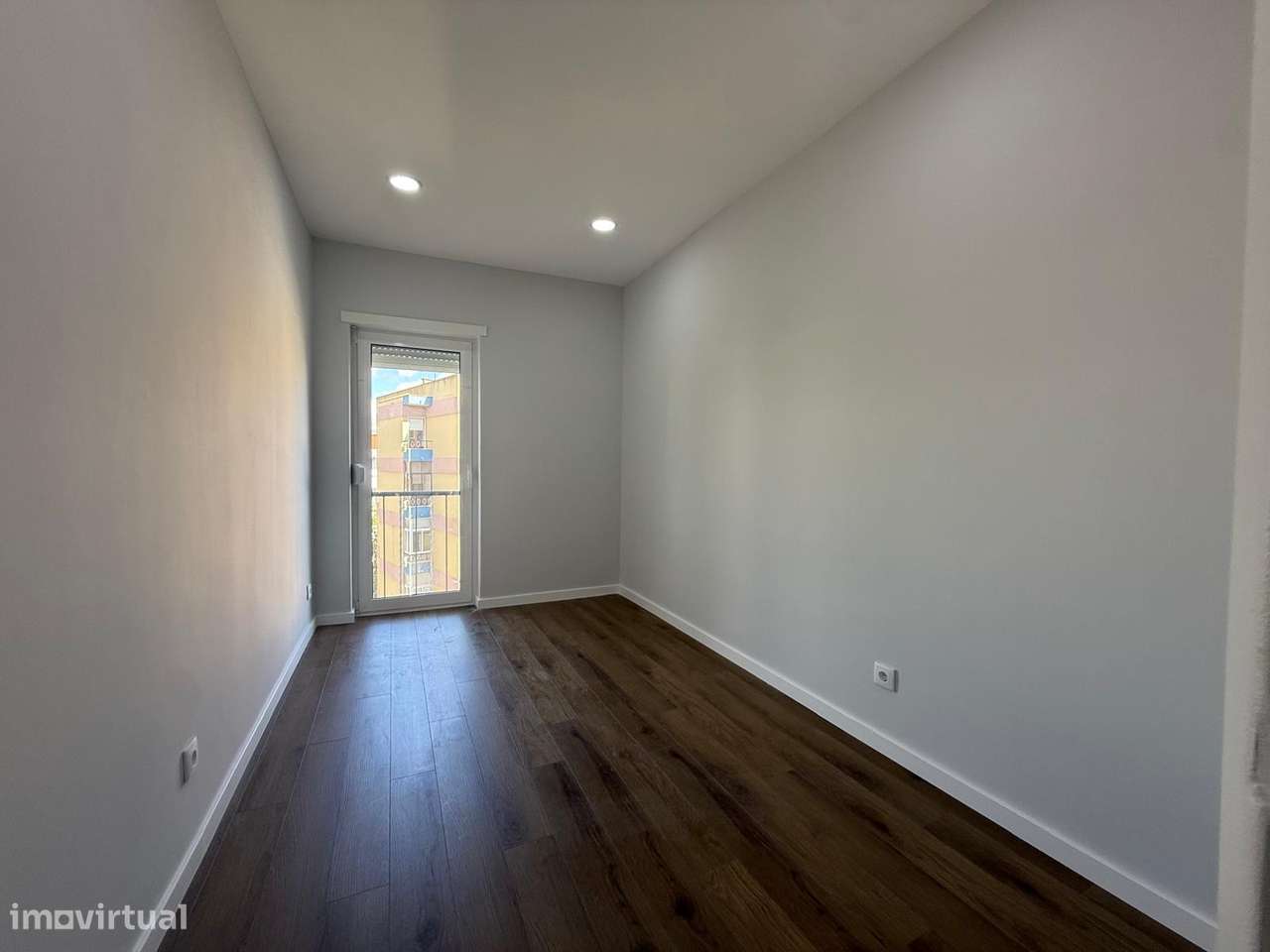Apartamento T4 transformado em T3 Remodelado no Laranjeiro, Almada-13