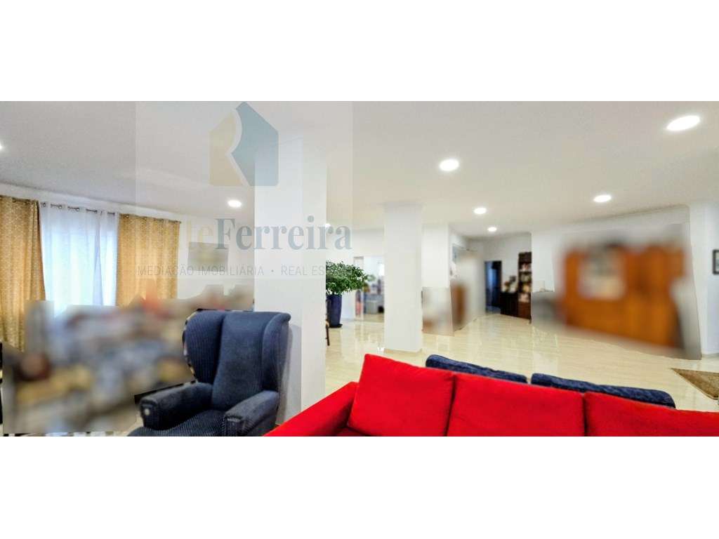 Espaço comercial amplo no rés-do-chão, com duas frentes de loja e e... - Grande imagem: 5/14