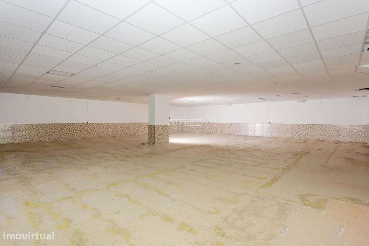 Loja com 755 m2 composta por 2 pisos situada na Rua Maria Andrade no C - Grande imagem: 5/15