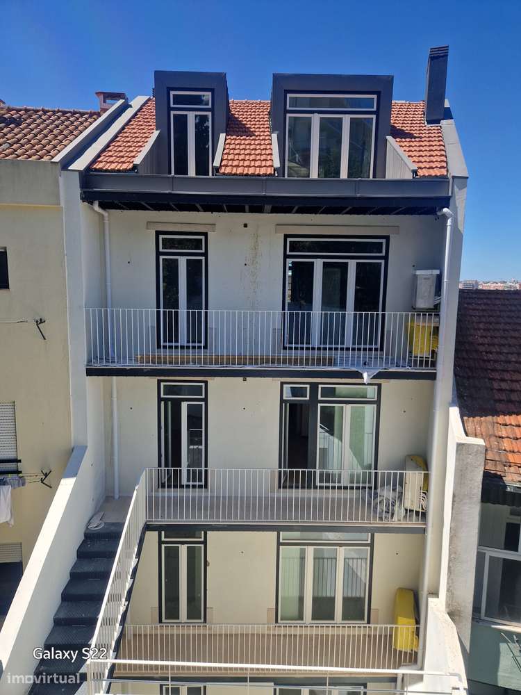 T2 no 3º Andar com 3 Jardins, Elevador, Coz.Equipada Lx-22