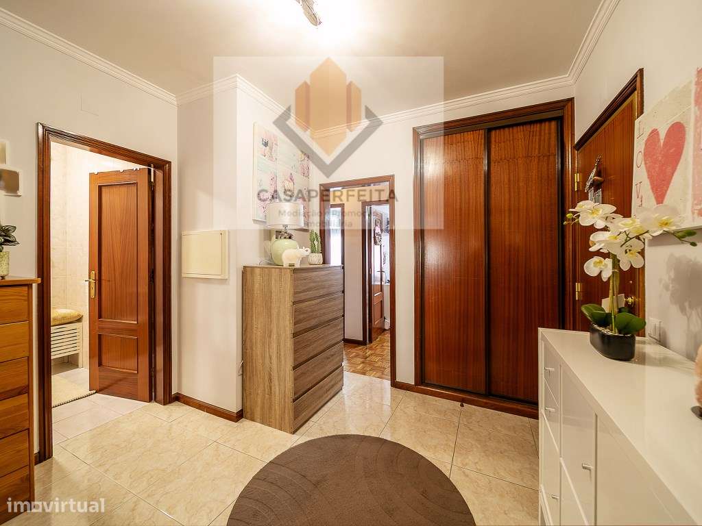 Deslumbrante T2 de 2 Frentes com Varandas e Box - Canelas-15