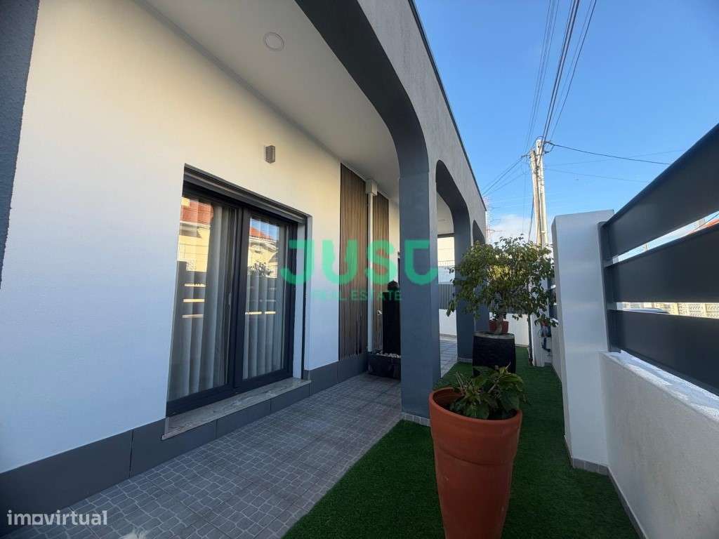 Moradia isolada, T3, seminova com garagem e piscina na Quinta do Conde-15