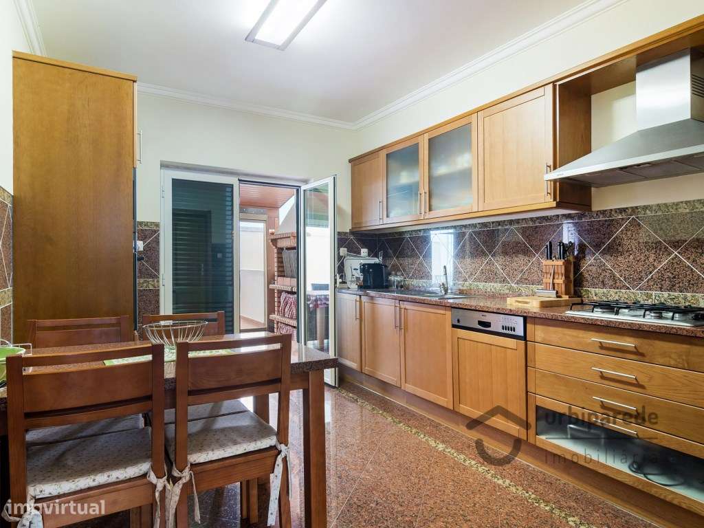 Moradia V4 em condomínio fechado no centro da Ericeira, com garagem.-17