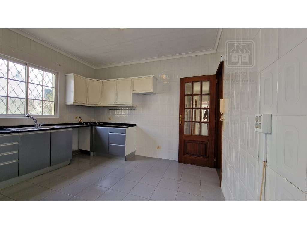 VENDA de MORADIA - VIVENDA T4+1 com Jardim e Garagem - Relva, Ponta...-27