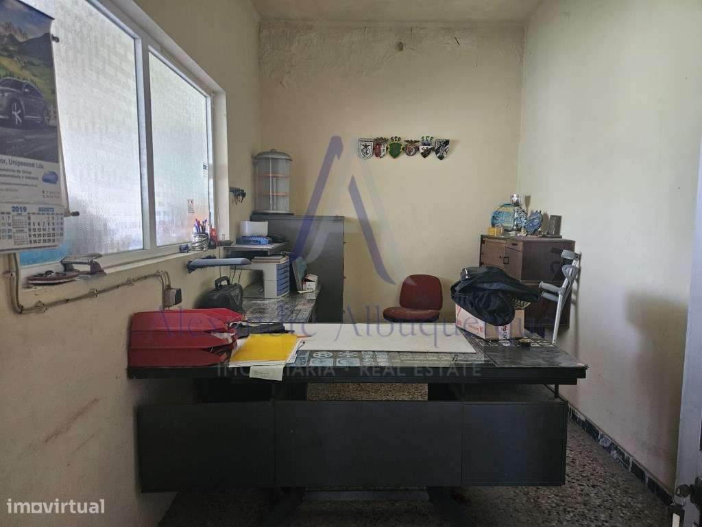 Moradia com anexo e espaço comercial.-26