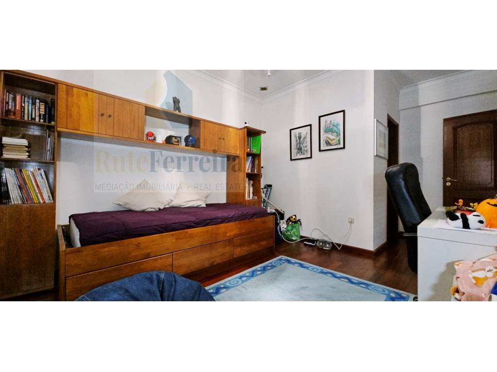 Moradia T5 com jardim privado e garagem !!-32