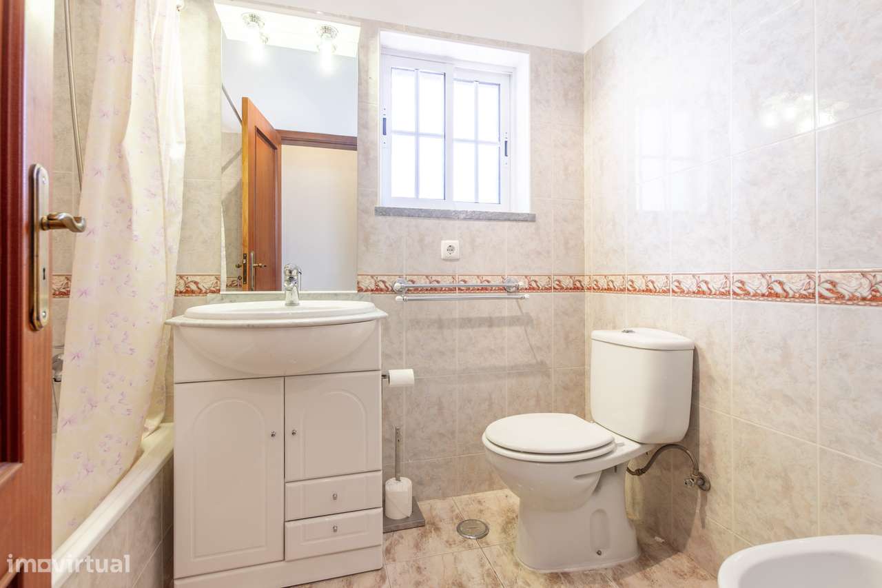 Moradia Bifamiliar com 2 Apartamentos T1 para Habitação e Rendimento-42