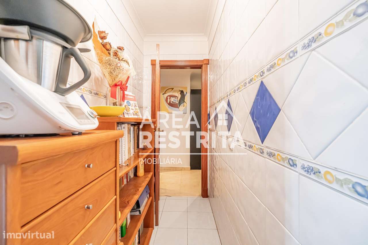 Apartamento T3 com parqueamento e elevador nos Fidalguinhos, Barreiro-13