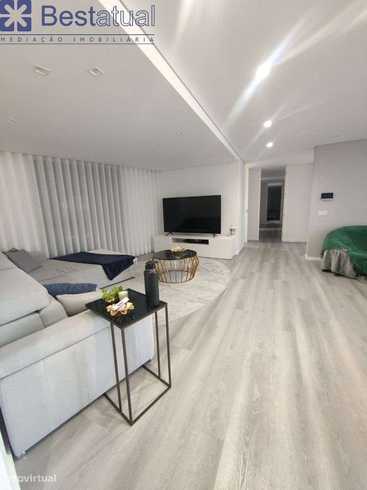 Moradia T 3 -4 frentes- de Luxo c/Piscina - Sande São Lourenço-12