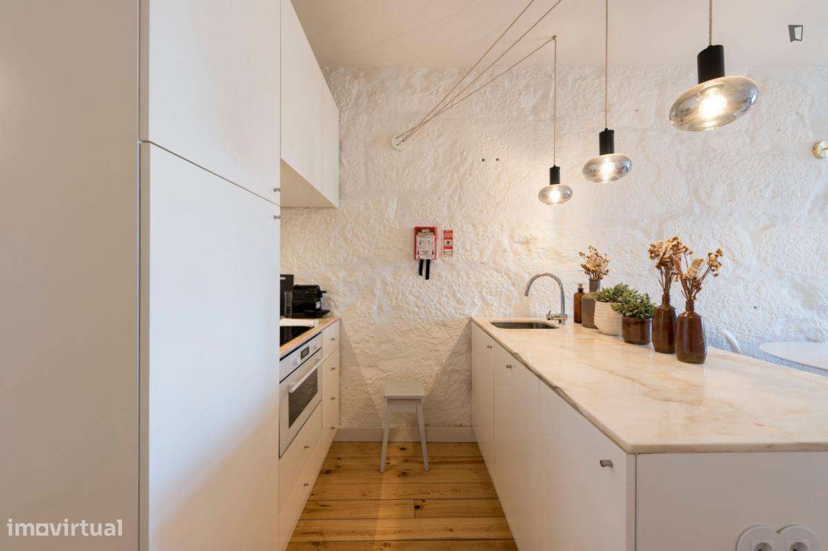 Apartamento com 1 quartos - localizado em Sé Porto - Grande imagem: 2/10