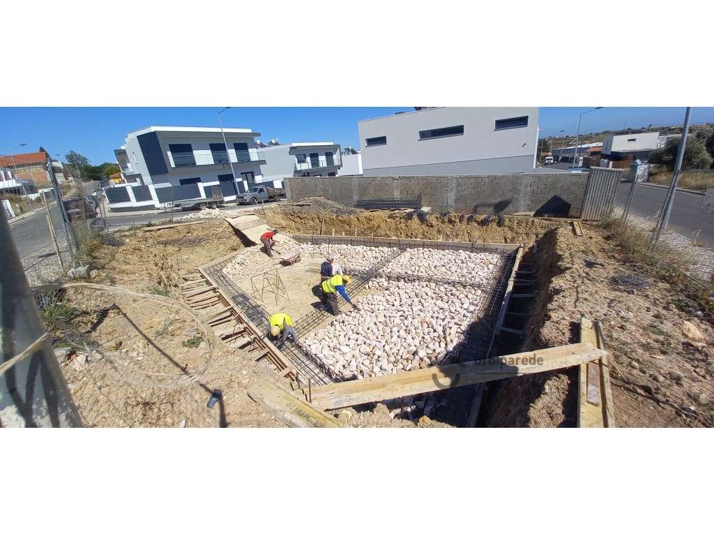 Moradia V4 na Adroana, em face de acabamento.-9